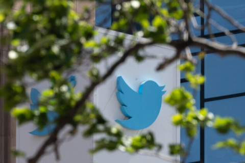 Twitter приостановил деятельность пропагандиста Китая, призывающего сбить самолет Пелоси