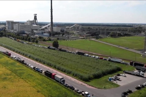 У Польщі, де панує вугілля, власники днями стоять у черзі, щоб його купити