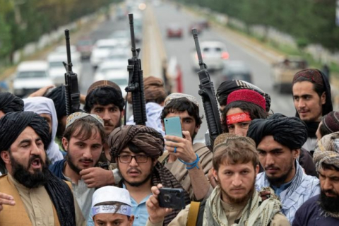 Бойовики Талібану відзначають річницю захоплення влади перед закритим посольством США