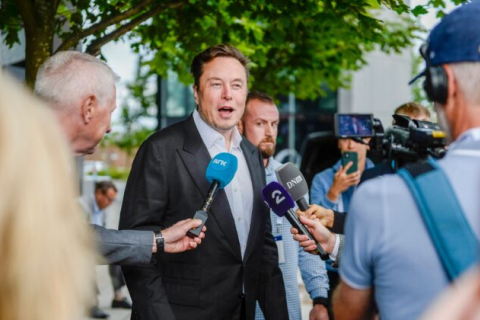 Илон Маск объявил, что самоуправляемые Tesla могут быть выпущены в США и Европе к концу года