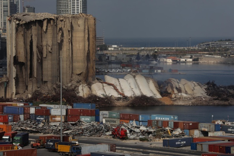 В порту Бейрута обрушились зернохранилища через два года после взрывов