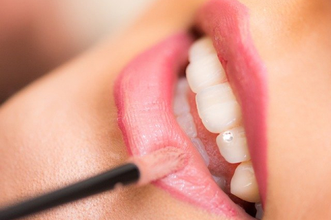Пудровое напыление губ – новая безопасная техника перманентного макияжа