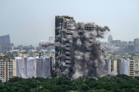 В Индии взорвали два незаконно построенных небоскреба