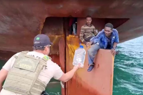 Четверо нигерийцев, спасенных в Бразилии, прожили 14 дней на руле судна