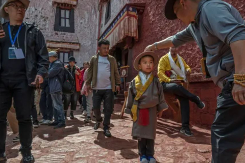 США запровадили санкції проти китайських чиновників за примусову "асиміляцію" тибетських дітей (ВІДЕО)