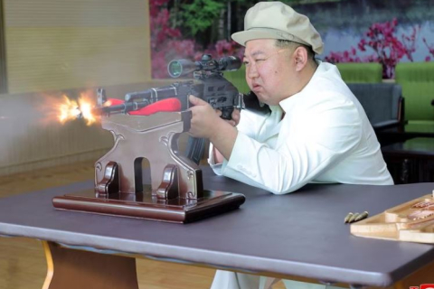 Ким Чен Ын приказывает северокорейским оружейным заводам наращивать мощности