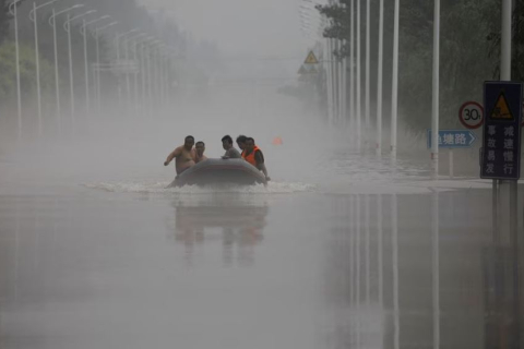 Вивід паводкових вод на поселення в Китаї викликало протести в соцмережах (ВІДЕО)