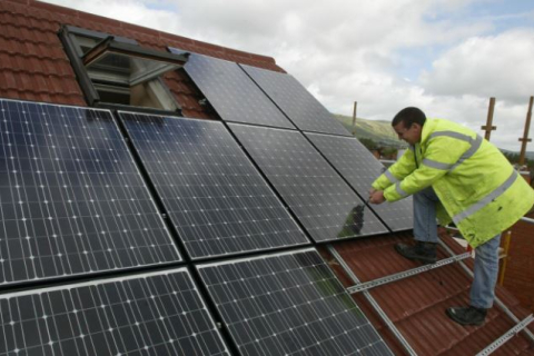 У Великій Британії б'ють рекорди встановлення сонячних панелей і теплових насосів (ВІДЕО)