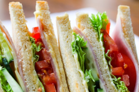 Двум туристам в Италии пришлось доплатить ресторану, чтобы им разрезали сэндвич