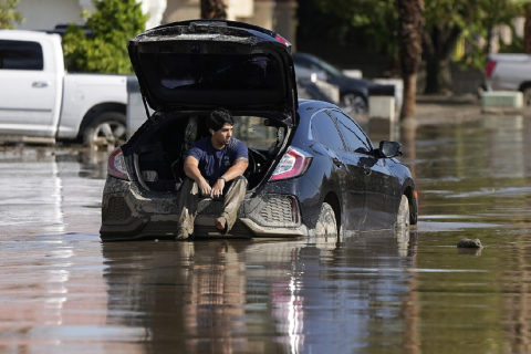 Города Калифорнии, расположенные в горах и пустынях, занесены грязью после шторма "Хилари"
