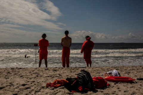 Після нападу акули на жінку нью-йоркці бояться ходити на пляжі (ВІДЕО)