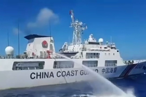 Китайський корабель обстріляв з водомета філіппінський катер (ВІДЕО)