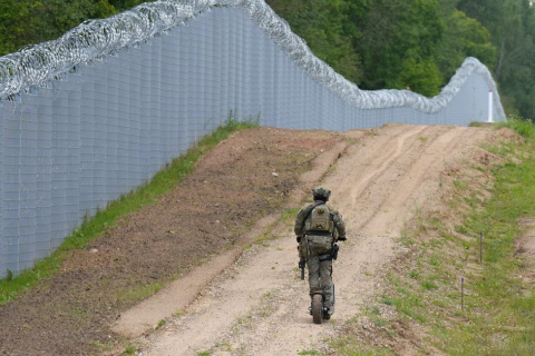 Латвия направляет армию для охраны границы с Белоруссией в связи с участившимися попытками незаконного пересечения границы