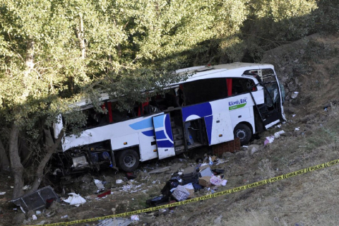 Автобус упал с дороги в центральной части Турции, в результате чего погибли 12 пассажиров