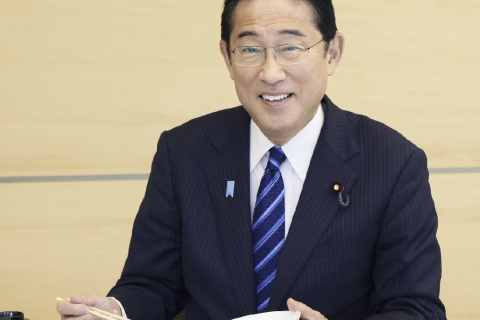 Японские министры попробовали рыбу после сброса сточных вод АЭС
