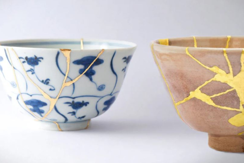 Японские художники используют золото, чтобы возродить разбитую керамику и говорят, что повреждение придает ей красоты