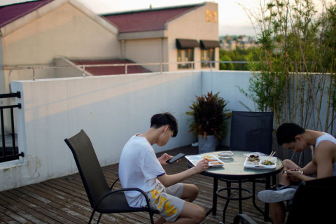 Китайский регулятор киберпространства ограничит время пребывания детей на телефоне до двух часов в день
