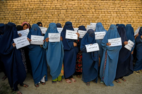 Десятки афганских женщин лишены возможности учиться в Объединенных Арабских Эмиратах