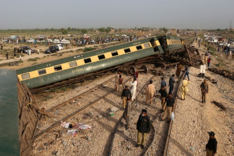 Жахлива аварія: Потяг зійшов з рейок в Пакистані (ВІДЕО)