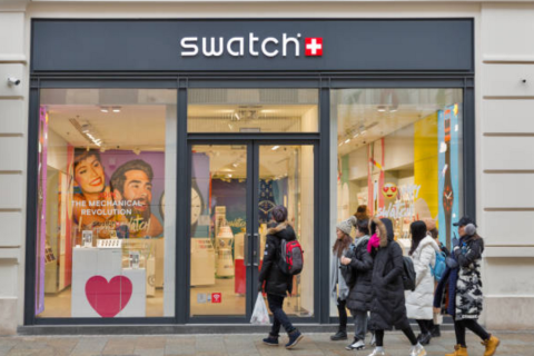 Швейцарский производитель часов Swatch извинился за рекламу, демонстрирующую жест, который сочли расистским