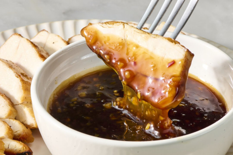 Готуємо медово–часниковий соус: швидко, смачно, універсально (Рецепт)