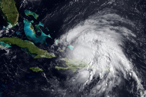 Ураган Ирэн движется к восточному побережью США