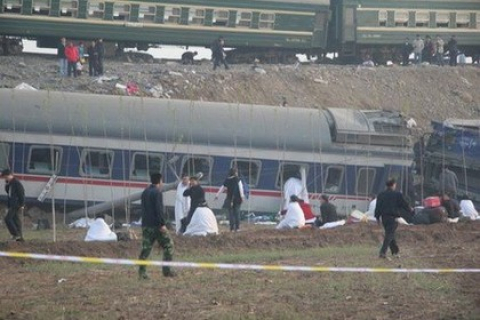 Авария на железной дороге в провинции Шаньдун унесла жизни 66 человек (фото)