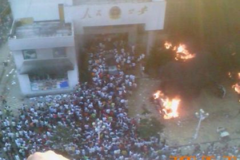 В китайской провинции Гуйчжоу продолжаются массовые беспорядки