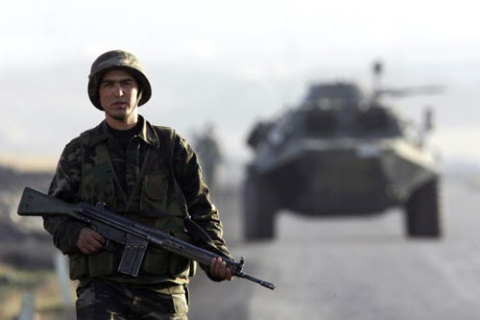 Турецкие солдаты патрулируют турецко-иракскую границу (без комментариев)