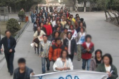 У різних містах Китаю пройшли акції протесту проти кривавої бійні в Тибеті (фотоогляд)