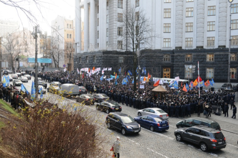 Чернобыльцы протестуют у стен правительства