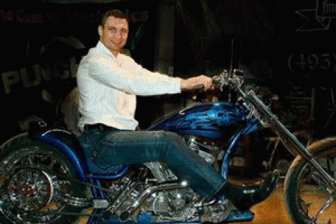 Віталій Кличко подарував брату мотоцикл