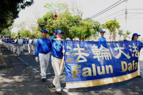 Мальовнича хода послідовників Фалуньгун пройшла на острові Балі (фотоогляд)