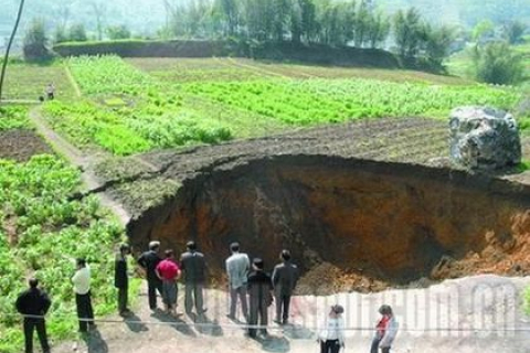 Три великі провали в землі утворилися в провінції Сичуань (фото)