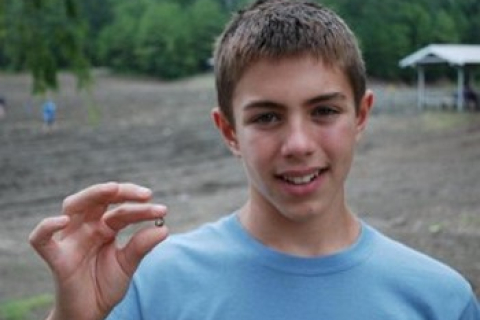12-річний хлопець знайшов величезний алмаз у парку