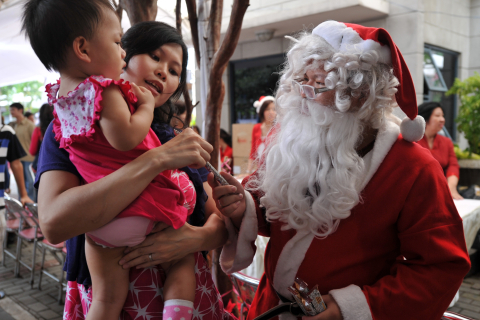 Слони-Санта-Клауси порадували таїландських дітей