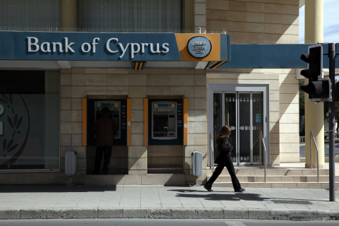 Кіпр відкрив банки в умовах жорстких обмежень