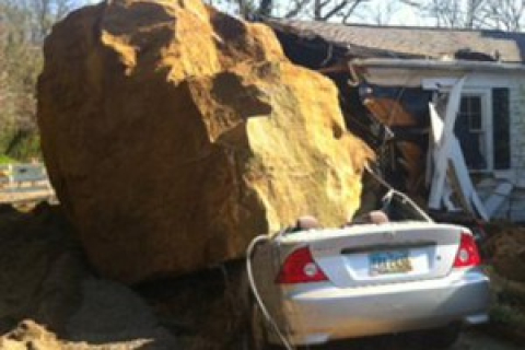 В штате Огайо на дом обрушился 8-метровый кусок скалы