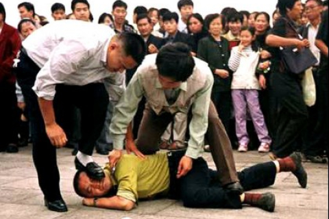 Китайська влада виплачує винагороди за доноси на послідовників Фалуньгун  