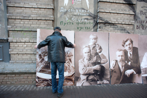 На київському будинку замість вікон красуватимуться старовинні фото