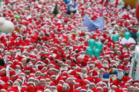 Фоторепортаж: тисячі Санта пробігли вулицями Ньютона у Великобританії