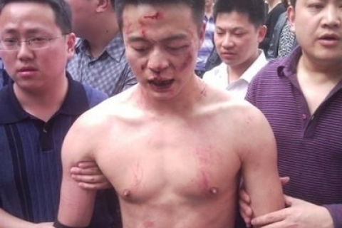Учителя школы в Китае стражи порядка избили по ошибке