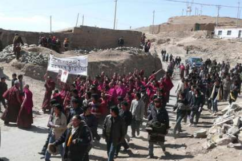 Ученики тибетской национальности автономного округа Каннань провели акцию протеста