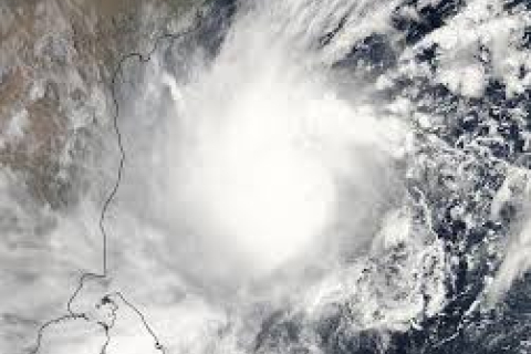 Руйнівний шторм Махасен прийшов на узбережжя Шрі-Ланки