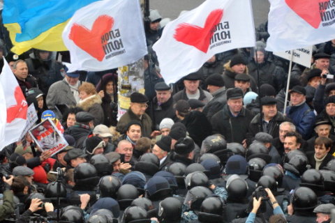 Апеляційний суд розглядає скаргу Тимошенко без підсудної та під вигуки мітингувальників