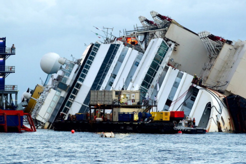 В Італії почали піднімати затонулий лайнер «Costa Concordia»