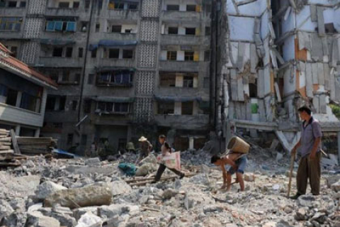 Китайські силовики розганяють людей, які вимагають компенсації від землетрусу