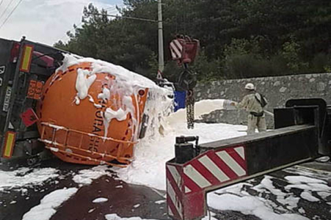В Крыму перевернулся бензовоз с 18,5 тоннами топлива