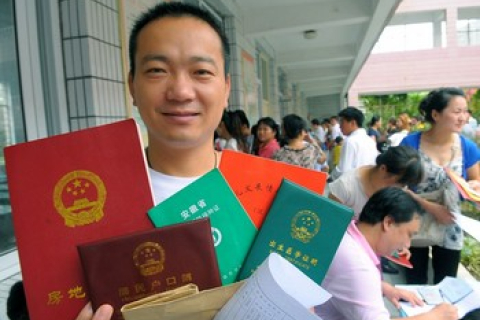 Громадянам Китаю за все життя треба оформити більше 80 документів