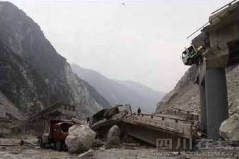 Камнепад зруйнував міст на півдні Китаю. Є загиблі та поранені